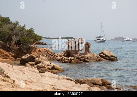 Steine am Strand Liscia Ruja auf Sardinien Stockfoto