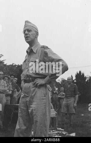 Parade in Medan von III - 3 Ansprache des Infanterieregiments durch Kommandeur Oberstleutnant J.A. de Great Date: Juli 1947 Ort: Indonesien, Medan, Niederländisch-Ostindien Sumatra Stockfoto