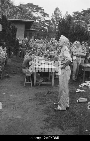 Parade in Medan von III - 3 Ansprache des Infanterieregiments durch Kommandeur Oberstleutnant J.A. de Great Date: Juli 1947 Ort: Indonesien, Medan, Niederländisch-Ostindien Sumatra Stockfoto