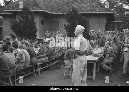 Parade in Medan von III - 3 Ansprache des Infanterieregiments durch Kommandeur Oberstleutnant J.A. de Great Date: Juli 1947 Ort: Indonesien, Medan, Niederländisch-Ostindien Sumatra Stockfoto