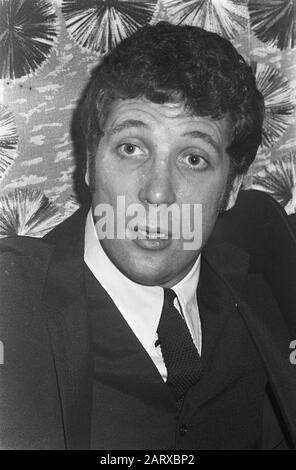 Tom Jones für TV-Auftritt in den Niederlanden. Tom Jones, englischer Sänger Datum: 5. Dezember 1967 Ort: Niederlande Schlüsselwörter: Pressekonferenzen, Sänger persönlicher Name: Jones, Tom Stockfoto