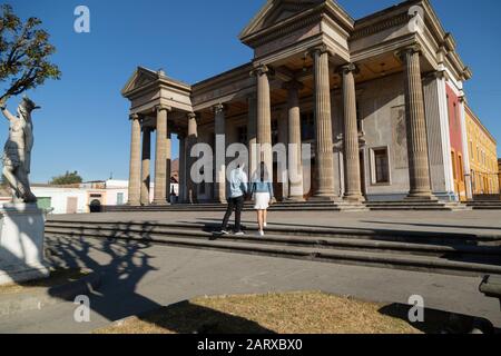 Paar steht im städtischen Theater von Quetzaltenango Guatemala Stockfoto