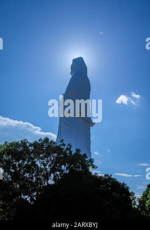 Höchste weiße Statue von Guan Yin, der Weltgottheit der Barmherzigkeit und Des Mitgefühls in der buddhistischen Religion Stockfoto