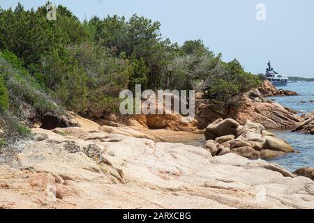 Steine am Strand Liscia Ruja auf Sardinien Stockfoto