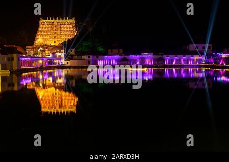Sree Padmanabhaswamy Temple und lakshadeepam padmatheertham Teich während der Zeremonie, Thiruvananthapuram, Kerala, Indien Stockfoto