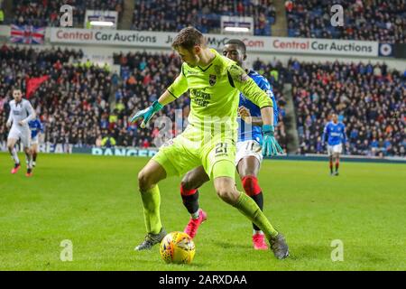 Glasgow, Großbritannien. Januar 2020. Der Rangers FC spielte gegen Ross County in einem Spiel der Scottish Premiership League im Ibrox-Fußballstadion in Glasgow, Schottland. Dies ist ein wichtiges Spiel für die Rangers, die in der 2. Liga sitzen.die Rangers gewannen 2 - 0 und Jermain Defoe, der das erste Tor erzielt hatte, wurde mit einer schweren Verletzung am Bein abgeführt. Kredit: Findlay / Alamy News Stockfoto