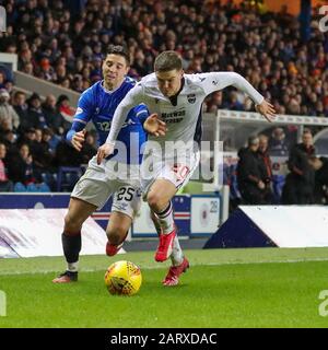 Glasgow, Großbritannien. Januar 2020. Der Rangers FC spielte gegen Ross County in einem Spiel der Scottish Premiership League im Ibrox-Fußballstadion in Glasgow, Schottland. Dies ist ein wichtiges Spiel für die Rangers, die in der 2. Liga sitzen.die Rangers gewannen 2 - 0 und Jermain Defoe, der das erste Tor erzielt hatte, wurde mit einer schweren Verletzung am Bein abgeführt. Kredit: Findlay / Alamy News Stockfoto