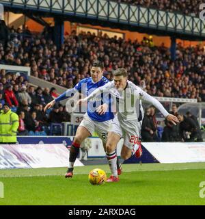 Glasgow, Großbritannien. Januar 2020. Der Rangers FC spielte gegen Ross County in einem Spiel der Scottish Premiership League im Ibrox-Fußballstadion in Glasgow, Schottland. Dies ist ein wichtiges Spiel für die Rangers, die in der 2. Liga sitzen.die Rangers gewannen 2 - 0 und Jermain Defoe, der das erste Tor erzielt hatte, wurde mit einer schweren Verletzung am Bein abgeführt. Kredit: Findlay / Alamy News Stockfoto