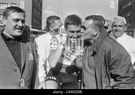 Tour de France, Gerben Karstens Sieger dritte Etappe wird von Kees Pellenaars Datum: 23. Juni 1966 Ort: Dünkirchen, Frankreich Schlagwörter: Radsport, Radsport persönlicher Name: Karstens, Gerben, Pellenaars, Kees Stockfoto