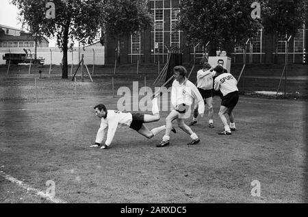 Tottenham Hotspurs trainiert unter der Leitung von Trainer Michelson auf den Nebenfeldern Feijenoord, verließ Cliff Jones, zweiter von links Terry Dyson Datum: 14. Mai 1963 Schlagwörter: Sport, Trainer, Footballers Institution Name: Feyenoord, Tottenham Hotspur Stockfoto