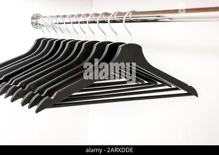 Rack mit Kleiderbügel auf weißem Hintergrund Stockfoto