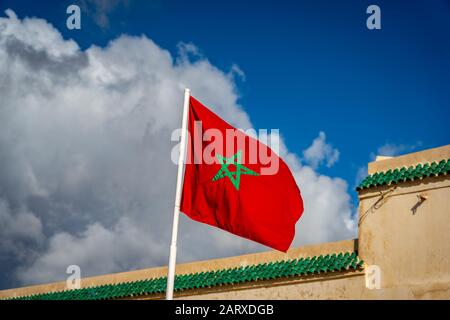 Marokkanische Flagge schwenkt in die Luft Stockfoto