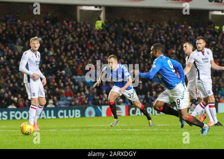 Glasgow, Großbritannien. Januar 2020. Der Rangers FC spielte gegen Ross County in einem Spiel der Scottish Premiership League im Ibrox-Fußballstadion in Glasgow, Schottland. Dies ist ein wichtiges Spiel für die Rangers, die in der 2. Liga sitzen.die Rangers gewannen 2 - 0 und Jermain Defoe, der das erste Tor erzielt hatte, wurde mit einer schweren Verletzung am Bein abgeführt. Kredit: Findlay / Alamy News Stockfoto