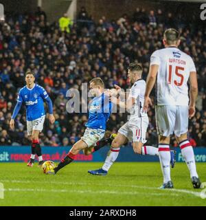 Glasgow, Großbritannien. Januar 2020. Der Rangers FC spielte gegen Ross County in einem Spiel der Scottish Premiership League im Ibrox-Fußballstadion in Glasgow, Schottland. Dies ist ein wichtiges Spiel für die Rangers, die in der 2. Liga sitzen.die Rangers gewannen 2 - 0 und Jermain Defoe, der das erste Tor erzielt hatte, wurde mit einer schweren Verletzung am Bein abgeführt. Kredit: Findlay / Alamy News Stockfoto