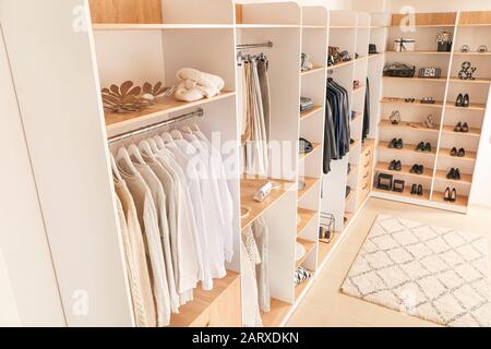 Innenbereich des Showroom mit stilvoller Kleidung und Accessoires Stockfoto