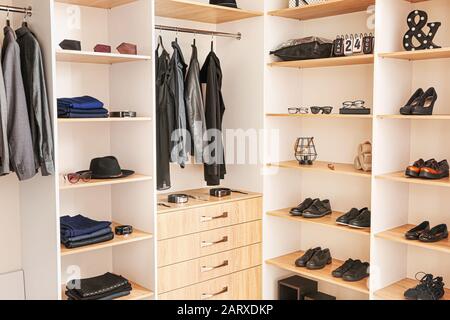 Innenbereich des Showroom mit stilvoller Kleidung und Accessoires Stockfoto