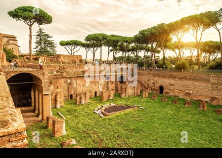 Die Ruinen des Stadions von Domitian auf dem Palatin bei Sonnenuntergang in Rom, Italien Stockfoto