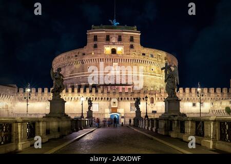 Engelsburg (Heiliger Engel) in der Nacht, Rom, Italien Stockfoto