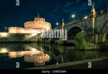 Engelsburg und Brücke in der Nacht, Rom, Italien Stockfoto