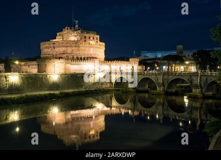 Engelsburg (Heiliger Engel) in der Nacht, Rom, Italien Stockfoto