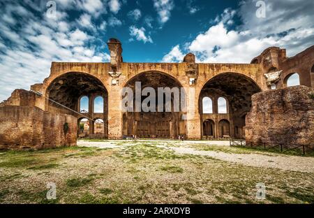 Die Ruinen der Basilika von Maxentius und Konstantin auf dem Forum Romanum in Rom, Italien Stockfoto