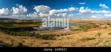 Barrage Sidi Chahed - Staudammreservoir, der in den 1990er Jahren in der Region El Kalaa Zerhoun in Nordmarokko errichtet wurde Stockfoto