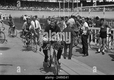 Tour de France 1964 Tour de l'Avenir. Ankunft Paris. Teamleiter Gerrit Schulte auf dem Rad (von Gerben Karstens?) Datum: 14. Juli 1964 Standort: Frankreich, Paris Schlagwörter: Teamleiter, Radsport persönlicher Name: Schulte, Gerrit Institutionenname: Tour de France Stockfoto