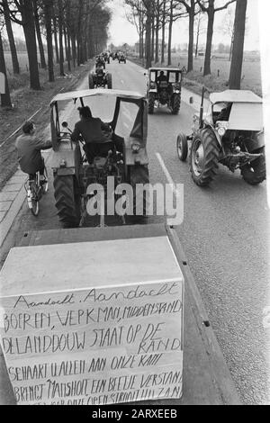 Demonstration der belgischen Landwirte mit Traktoren auf der Straße des niederländischen Traktors mit Banner während der Aktion Datum: 19. März 1971 Ort: Belgien Schlagwörter: Demonstrationen, Landwirte, Banner, Traktoren Stockfoto
