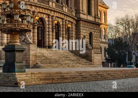 Prag, Tschechien, 29. Januar 2020 - klassische Oper und Museum im Rudolph an einem warmen Herbstmorgen mit Sonnenstrahlen Stockfoto