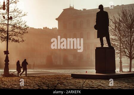 Prag, Tschechien, 29. Januar 2020 - Antonín Dvorák-Statue im Prager Rudolfinum am nebligen nebligen Morgen mit schönen Lichtstrahlen Stockfoto