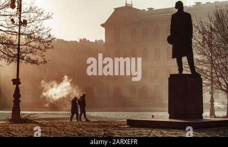Prag, Tschechien, 29. Januar 2020 - Antonín Dvorák-Statue im Prager Rudolfinum am nebligen nebligen Morgen mit schönen Lichtstrahlen Stockfoto