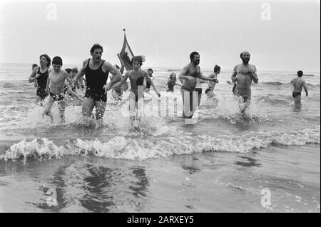 Traditionelles Neujahrstauchen am Zandvoort Datum: 1. Januar 1982 Ort: Noord-Holland, Zandvoort Schlüsselwörter: Neujahrstauchen Stockfoto