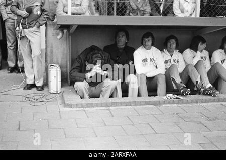 FC Twente-Borussia Mönchengladbach 1-5 (Rückspiel Finale Europa Cup 3) Trainer Kohn (links) vom FC Twente schlägt vor dem Gesicht die Hände Datum: 21. Mai 1975 Ort: Enschede, Overijssel Schlüsselwörter: Sport, Trainer, Fußball Personenname: Kohn, Spitz Stockfoto