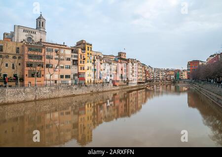 Die Häuser am Fluss Onyar mit Kathedrale im Hintergrund, Girona, Katalonien, Spanien Stockfoto