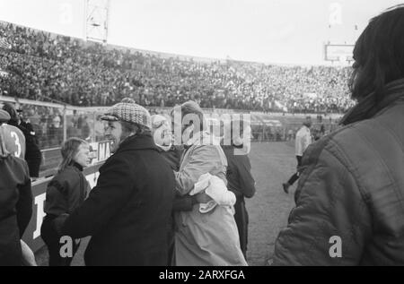 Amsterdam gegen Ajax: 1-0 Trainer Van der Meent (Mitte) nach dem Spiel Datum: 13. Januar 1974 Ort: Amsterdam, Noord-Holland Schlüsselwörter: Sport, Trainer, Fußball Persönlicher Name: Meent, Pim van der Institution Name: AJAX Stockfoto