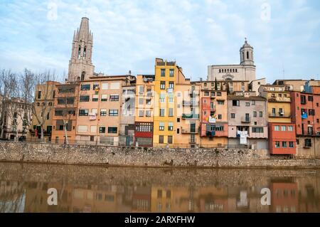 Die Häuser am Fluss Onyar mit der Kirche Sant Felix und der Kathedrale im Hintergrund, Girona, Katalonien, Spanien Stockfoto