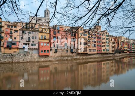 Die Häuser am Fluss Onyar mit Kathedrale im Hintergrund, Girona, Katalonien, Spanien Stockfoto