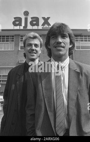 Training Ajax für Europa Cup II gegen Olympique Marseille; neue Ajax-Spieler Hans Werdekker und Ron Willems (r) Datum: 18. April 1988 Schlagwörter: Sport, Name der Fußballeinrichtung: Olympique Marseille Stockfoto