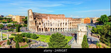 Panoramablick auf das Kolosseum (Kolosseum) in Rom, Italien Stockfoto