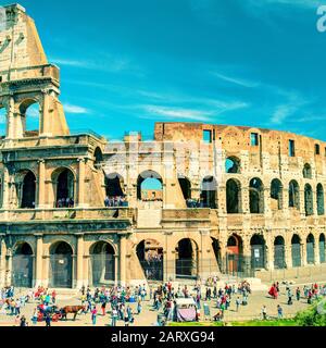 ROM - 10. MAI: Kolosseum (Kolosseum) am 10. Mai 2014 in Rom, Italien. Das Kolosseum ist ein wichtiges Denkmal der Antike und zählt zu den Haupttouristen Stockfoto