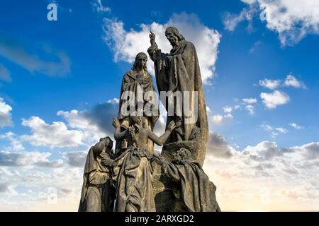 Nahaufnahme der Statue des heiligen Kyrill und des heiligen Methodius, eine der vielen Skulpturen, die entlang der Karlsbrücke in Prag, Tschechien, laufen. Stockfoto