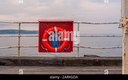 Rettungsgurt auf dem Seegeländer, Whitby, Großbritannien. Stockfoto