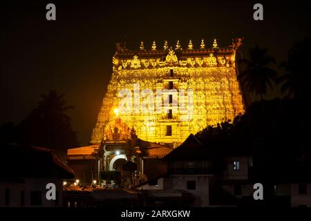 Sree Padmanabhaswamy Temple und lakshadeepam padmatheertham Teich während der Zeremonie, Thiruvananthapuram, Kerala, Indien Stockfoto