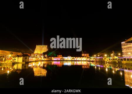Sree Padmanabhaswamy Temple und lakshadeepam padmatheertham Teich während der Zeremonie, Thiruvananthapuram, Kerala, Indien Stockfoto