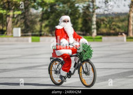 Weihnachtsmann mit dem Fahrrad im Freien Stockfoto