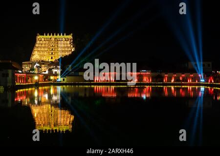 Sree Padmanabhaswamy Temple und lakshadeepam padmatheertham Teich während der Zeremonie, Thiruvananthapuram, Kerala, Indien Stockfoto