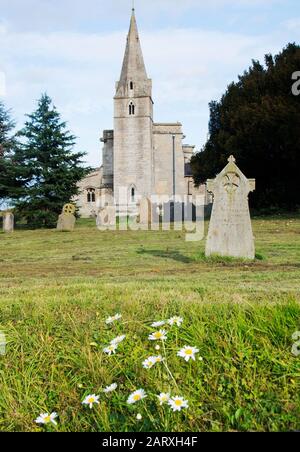 St.-Bartholomäus-Kirche Welby mit Gänseblümchen;September Stockfoto