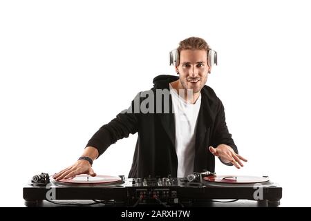 Männlicher dj, der Musik auf weißem Hintergrund spielt Stockfoto