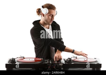 Männlicher dj, der Musik auf weißem Hintergrund spielt Stockfoto