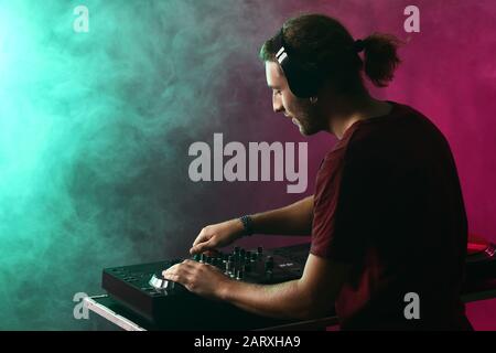 Männlicher dj, der Musik im Nachtclub spielt Stockfoto